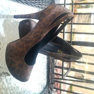 GUESS 8M Cheetah Pattern Heels